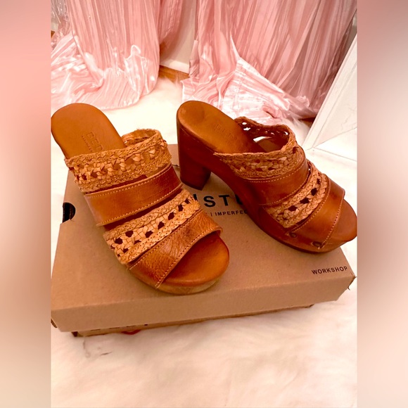 Clogs - Picture 1 of 7